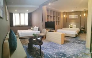 Postel nebo postele na pokoji v ubytování Guangzhou Homies Hotel