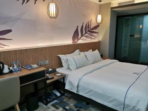 Postel nebo postele na pokoji v ubytování Guangzhou Homies Hotel