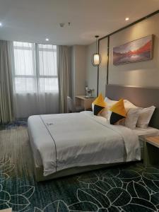 Postel nebo postele na pokoji v ubytování Guangzhou Homies Hotel