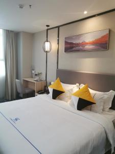 Postel nebo postele na pokoji v ubytování Guangzhou Homies Hotel