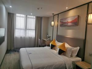 Postel nebo postele na pokoji v ubytování Guangzhou Homies Hotel