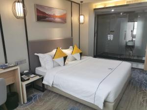 Postel nebo postele na pokoji v ubytování Guangzhou Homies Hotel