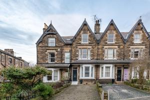 Gallery image of Perfectly Located 4 Storey Townhouse With 2 Parking Spaces In Central Harrogate in Harrogate