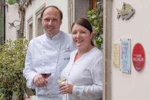 un hombre y una mujer sosteniendo una copa de vino en Gutshof Andres en Kirchlauter