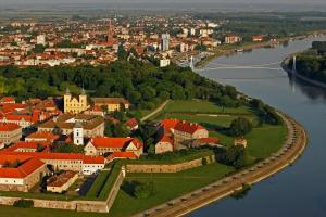 Výhled na řeku, která protéká v blízkosti hotelu