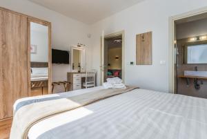 Posteľ alebo postele v izbe v ubytovaní Elegant new villa Laura An with private pool in Porec