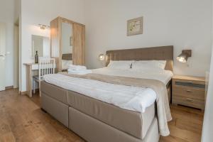Posteľ alebo postele v izbe v ubytovaní Elegant new villa Laura An with private pool in Porec