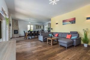 Posedenie v ubytovaní Elegant new villa Laura An with private pool in Porec