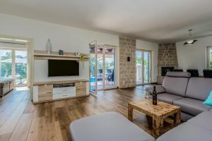 Televízia a/alebo spoločenská miestnosť v ubytovaní Elegant new villa Laura An with private pool in Porec