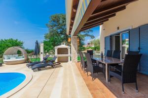 Bazén v ubytovaní Elegant new villa Laura An with private pool in Porec alebo v jeho blízkosti