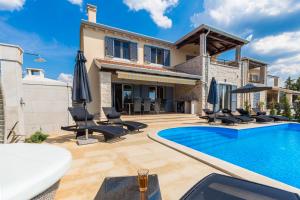 Bazén v ubytovaní Elegant new villa Laura An with private pool in Porec alebo v jeho blízkosti