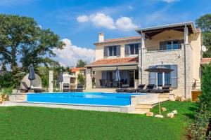 Bazén v ubytovaní Elegant new villa Laura An with private pool in Porec alebo v jeho blízkosti