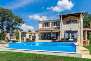 Bazén v ubytovaní Elegant new villa Laura An with private pool in Porec alebo v jeho blízkosti