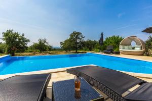 Bazén v ubytovaní Elegant new villa Laura An with private pool in Porec alebo v jeho blízkosti