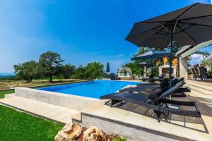 Bazén v ubytovaní Elegant new villa Laura An with private pool in Porec alebo v jeho blízkosti
