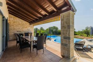 Bazén v ubytovaní Elegant new villa Laura An with private pool in Porec alebo v jeho blízkosti