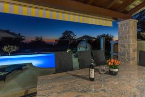 Bazén v ubytovaní Elegant new villa Laura An with private pool in Porec alebo v jeho blízkosti