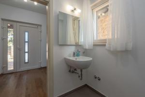 Kúpeľňa v ubytovaní Elegant new villa Laura An with private pool in Porec