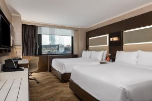 een hotelkamer met twee bedden en een bureau bij Holiday Inn Brooklyn Downtown by IHG in Brooklyn
