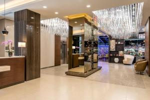 Een zitgedeelte bij Holiday Inn Brooklyn Downtown by IHG