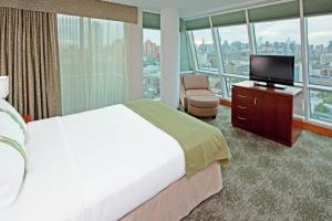 เตียงในห้องที่ Holiday Inn Long Island City - Manhattan View, an IHG Hotel