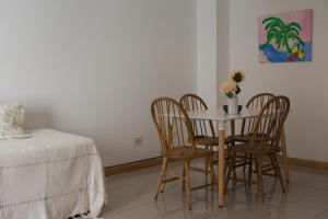comedor con mesa y 4 sillas en Moderno departamento en pleno centro en Mendoza
