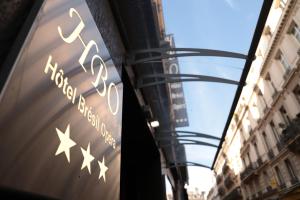 um sinal para um restaurante na lateral de um edifício em Hôtel Brésil Opéra SPA em Paris