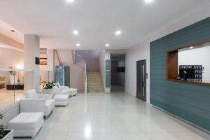 a lobby with white furniture and a blue wall at Gran Hotel Brisas del Hum in Mercedes