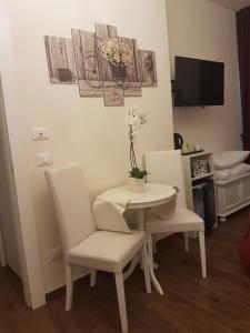 een kamer met een tafel en twee stoelen en een televisie bij Sweet Dreams in La Spezia