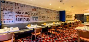 Restaurace v ubytování Holiday Inn Leeds Garforth by IHG