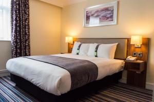Postel nebo postele na pokoji v ubytování Holiday Inn Leeds Garforth by IHG
