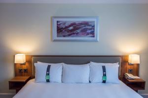 Postel nebo postele na pokoji v ubytování Holiday Inn Leeds Garforth by IHG