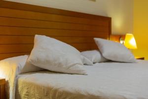 A bed or beds in a room at Hotel de Montaña Rubielos