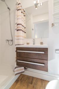 Kúpeľňa v ubytovaní Studio Błękitny Wieloryb przy plaży, molo, idealny dla podróżników