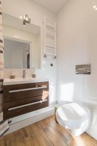 Ένα μπάνιο στο Studio Błękitny Wieloryb przy plaży, molo, idealny dla podróżników