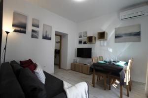 A television and/or entertainment centre at Casa Puerta de la Alcazaba Antequera