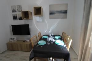 A television and/or entertainment centre at Casa Puerta de la Alcazaba Antequera
