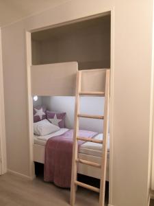 ein Etagenbett mit einer Leiter in einem Schlafzimmer in der Unterkunft Rantahiekka B1 in Kalajoki
