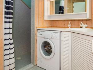 eine Waschmaschine im Bad mit Waschbecken in der Unterkunft Four-Bedroom Holiday home in Vejers Strand 9 in Vejers Strand