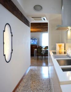 A kitchen or kitchenette at Casa Fondamente Nuove