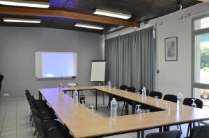 a large meeting room with a long table and chairs at Henri 4 in Rostrenen