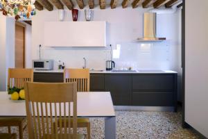 A kitchen or kitchenette at Casa Fondamente Nuove