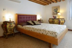 A bed or beds in a room at Casa Fondamente Nuove