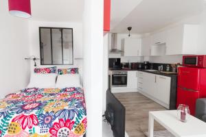 a kitchen and a bedroom with a bed in a room at Chez Fred&Vir Arras in Arras