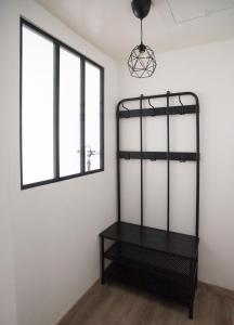 estante negro en una habitación con ventana en Chez Fred&Vir Arras, en Arras