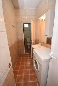 y baño con aseo, lavabo y lavadora. en SeaSide House en Herceg-Novi