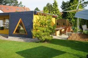 un patio trasero con una casa pequeña con chimenea en Pension Nr. 13 - B&B, en Pirna