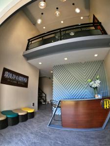 Rold and Roub Home Suites powered by Cocotel في بويرتو غاليرا: اطلالة على بهو الفندق وصالة العرض