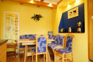 a dining room with a table and chairs at Pension Nr. 13 - B&B in Pirna