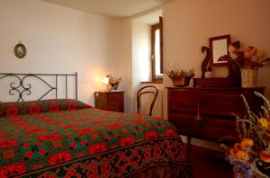 una camera con letto e cassettiera di Agriturismo Buondonno a Castellina in Chianti